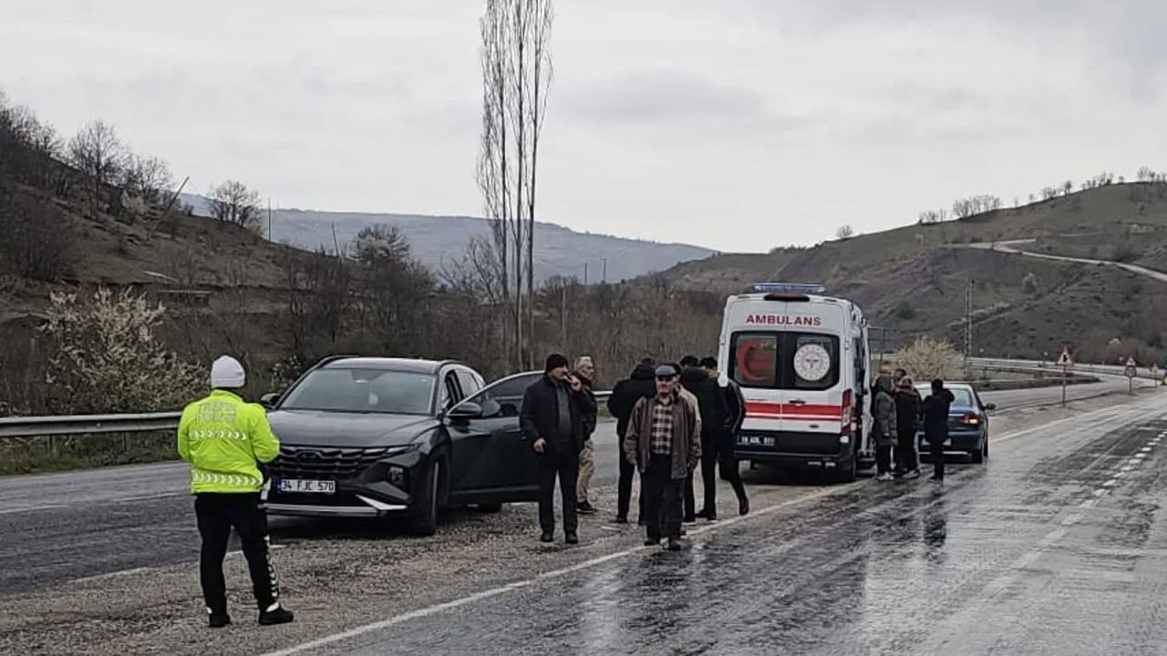 Alaca'daki bu kavşakta kaza: 2 kişi yaralandı