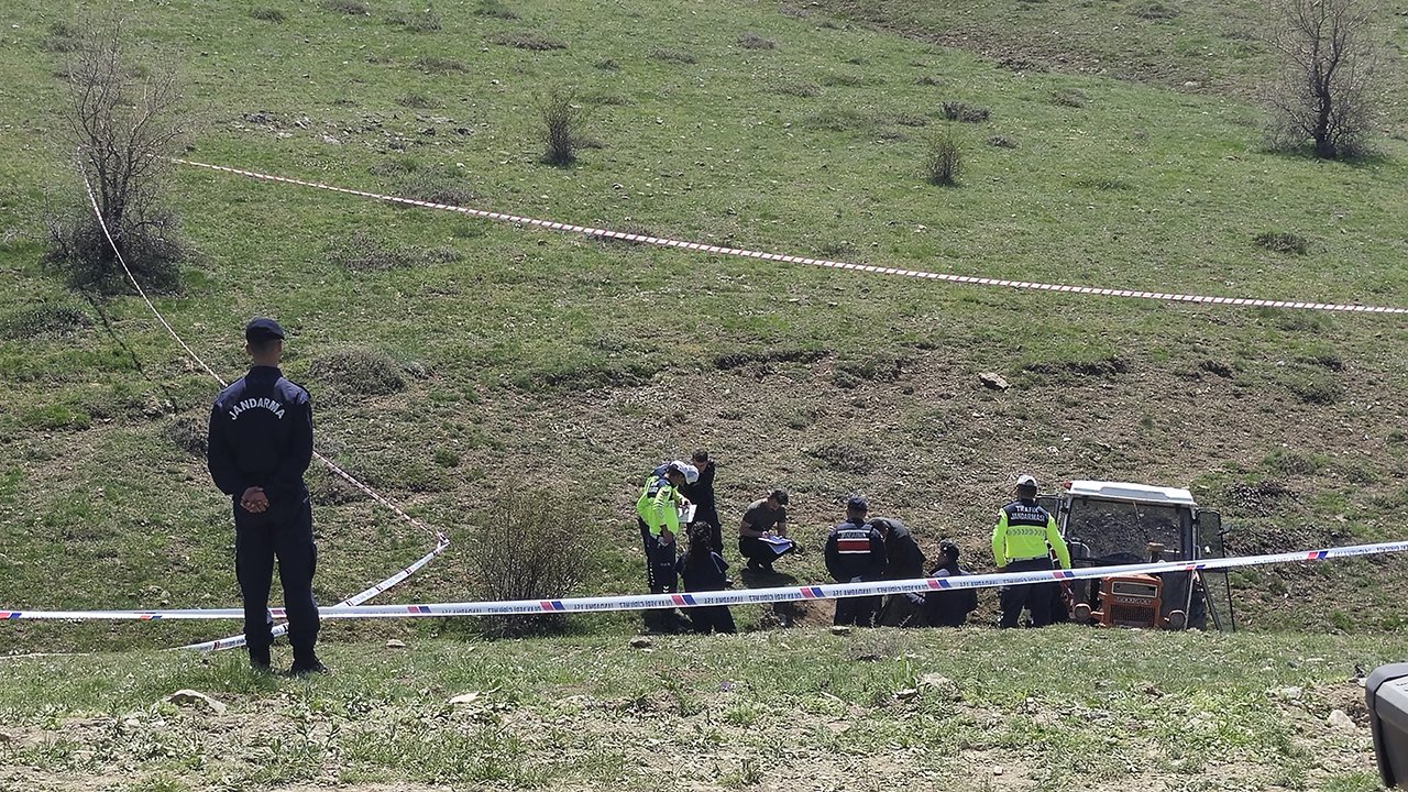 Alaca'da traktör dere yatağına devrildi: 1 ölü, 3 yaralı