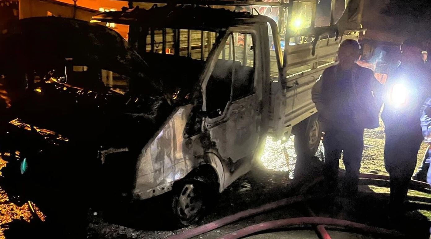 Alaca'da kamyonet yanarak, kullanılmaz hale geldi