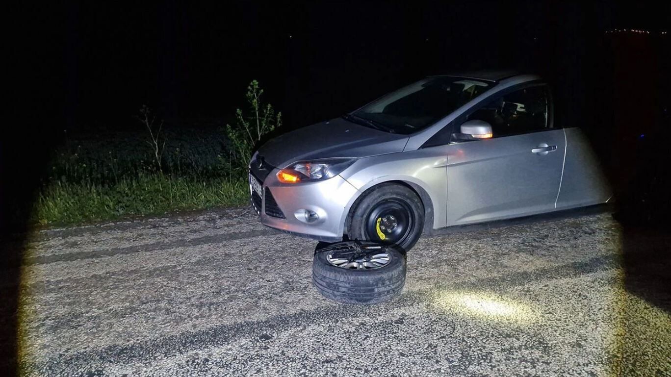 Alaca'daki bu yola dikkat! 5 aracın lastiği patladı