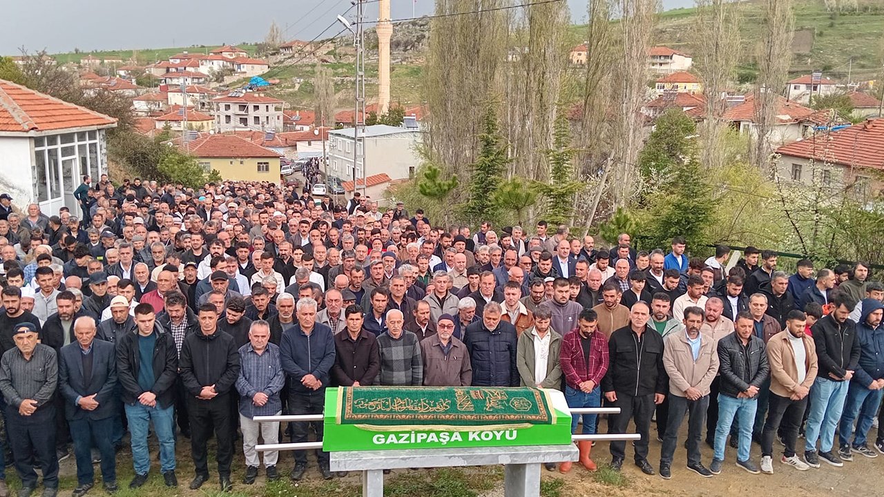 Traktör kazasında can veren Fidan Gül, gözyaşları arasında toprağa verildi