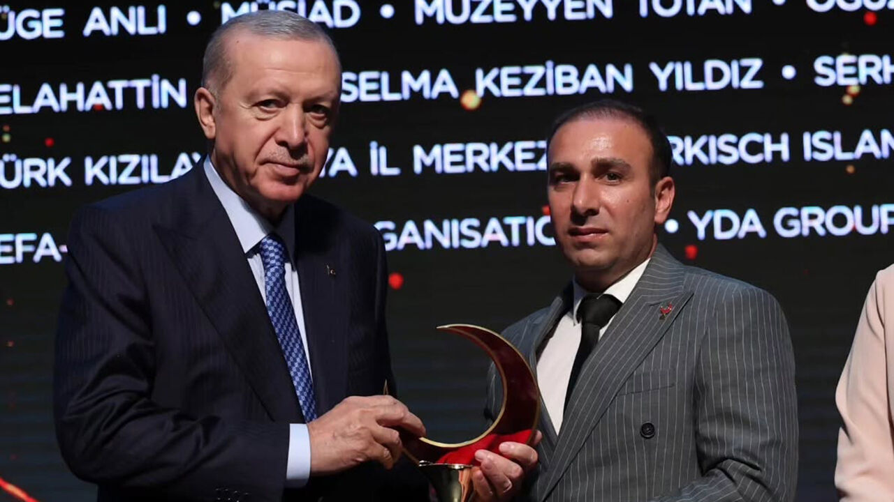 Ödülünü Cumhurbaşkanı Recep Tayyip Erdoğan'ın elinden aldı