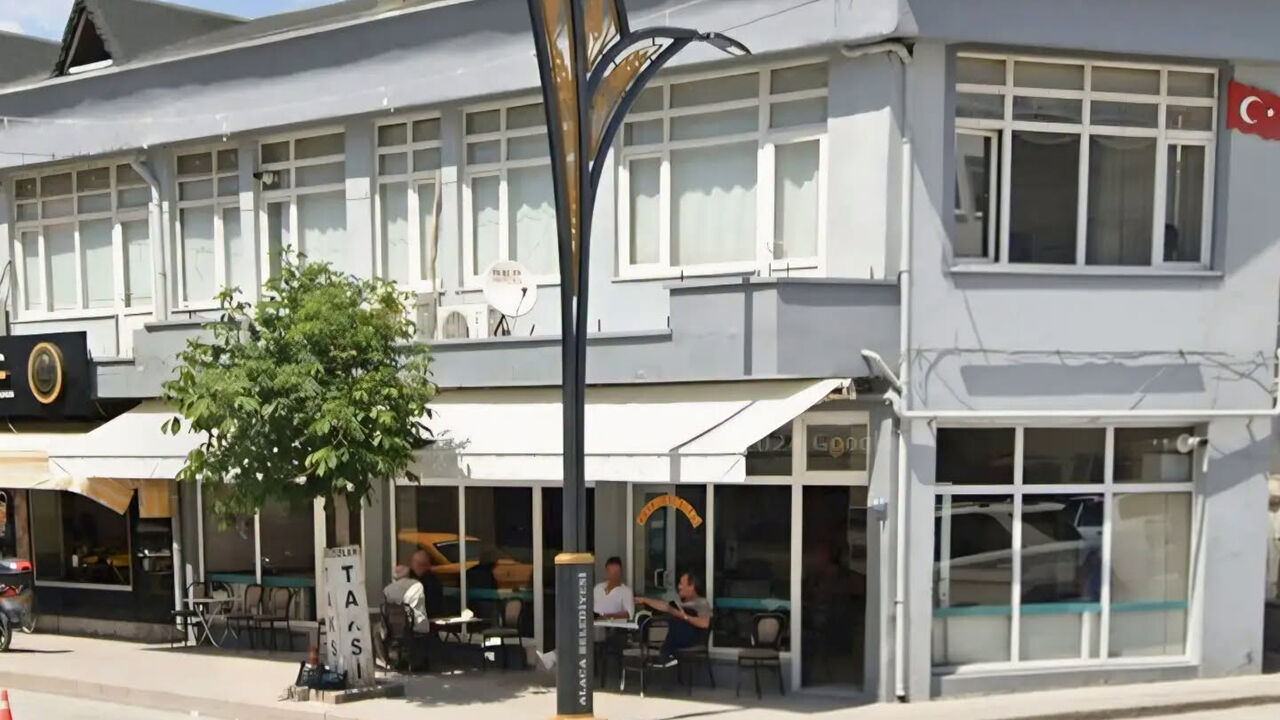 Asırlık buluşma noktası kapısına kilit vurdu
