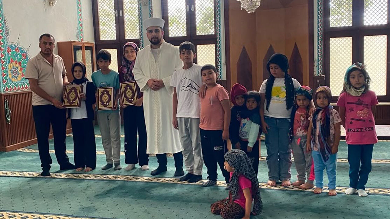 Küçükdona Muhtarı Serhat Şahin’den Yaz  Kur’an kursu öğrencilerine yemek ve hediye