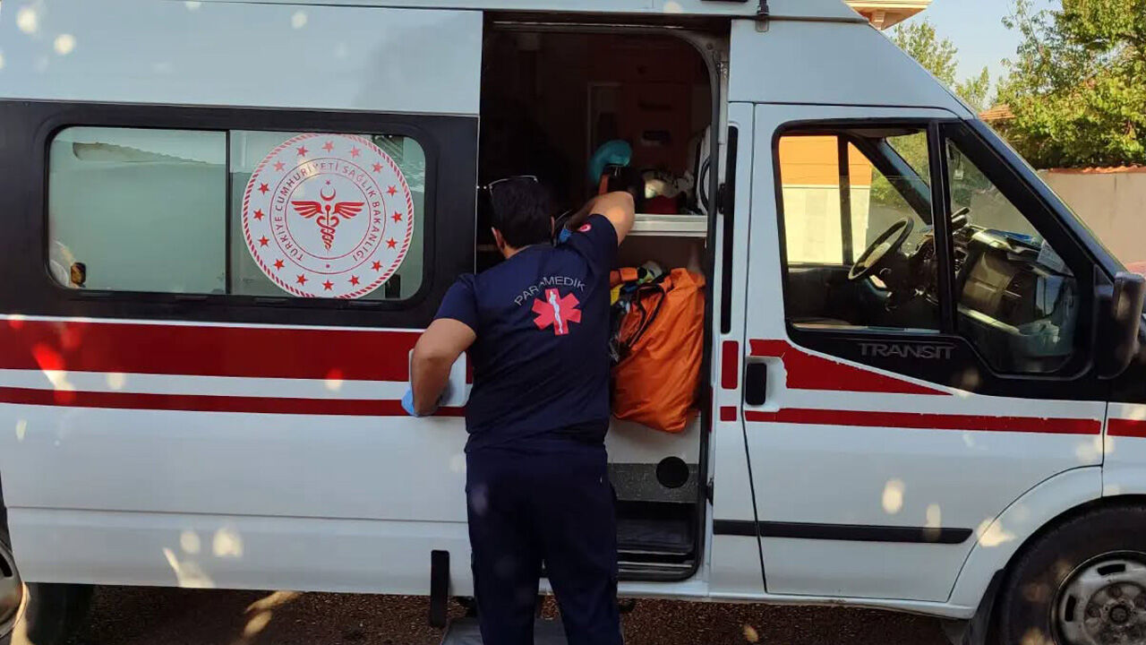 Yola Aniden Fırlayan Çocuklara Otomobil Çarptı: 2 Yaralı!