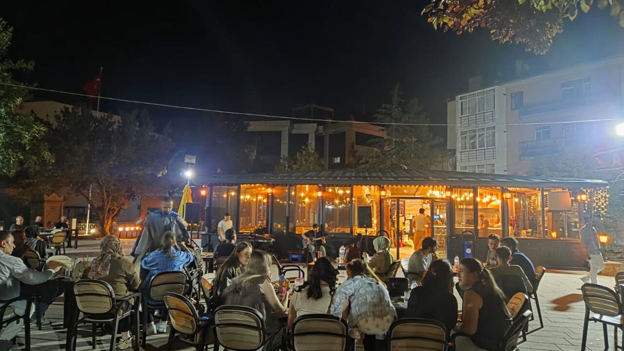 Alaca’da canlı müzik eşliğinde keyifli akşam