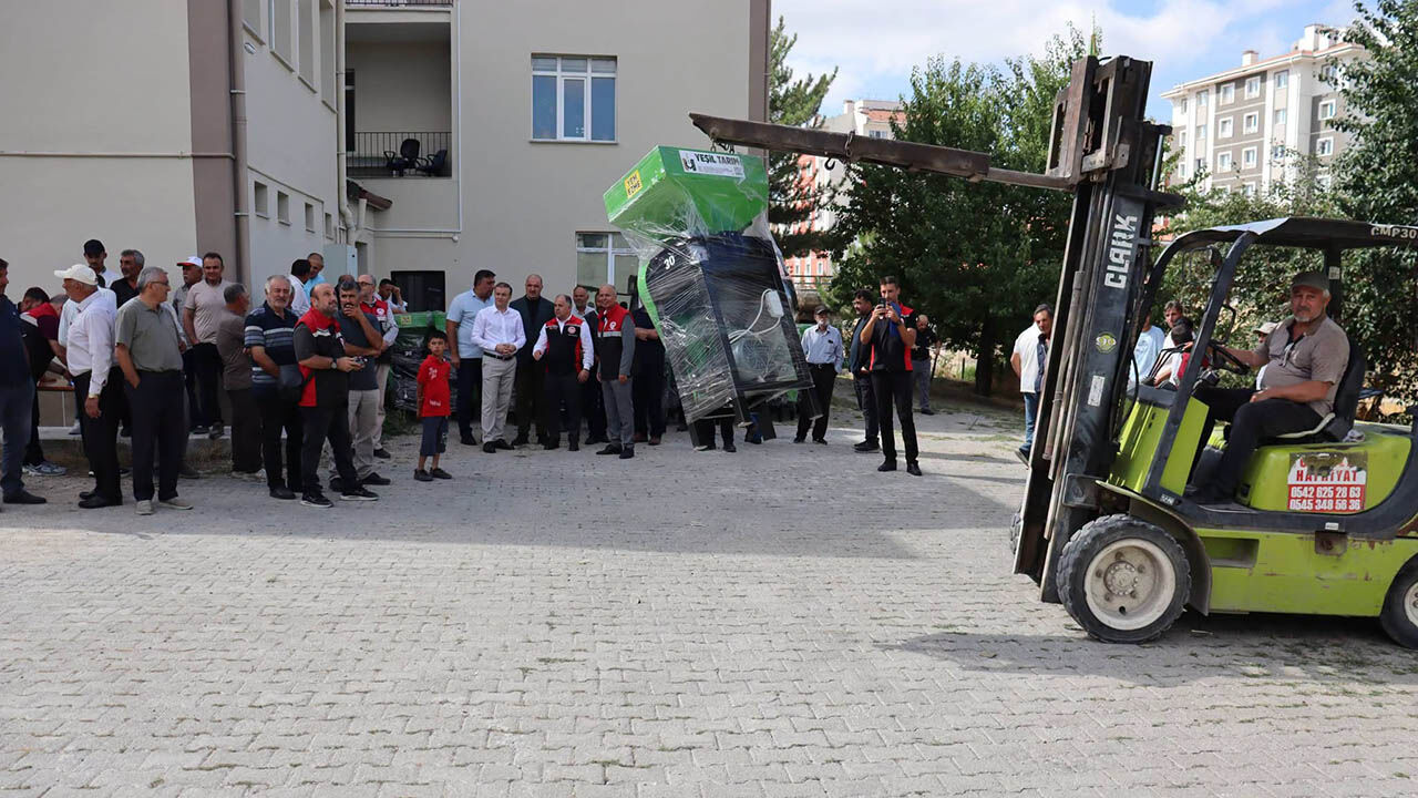Alaca'da üreticilere yem ezme makinesi desteği