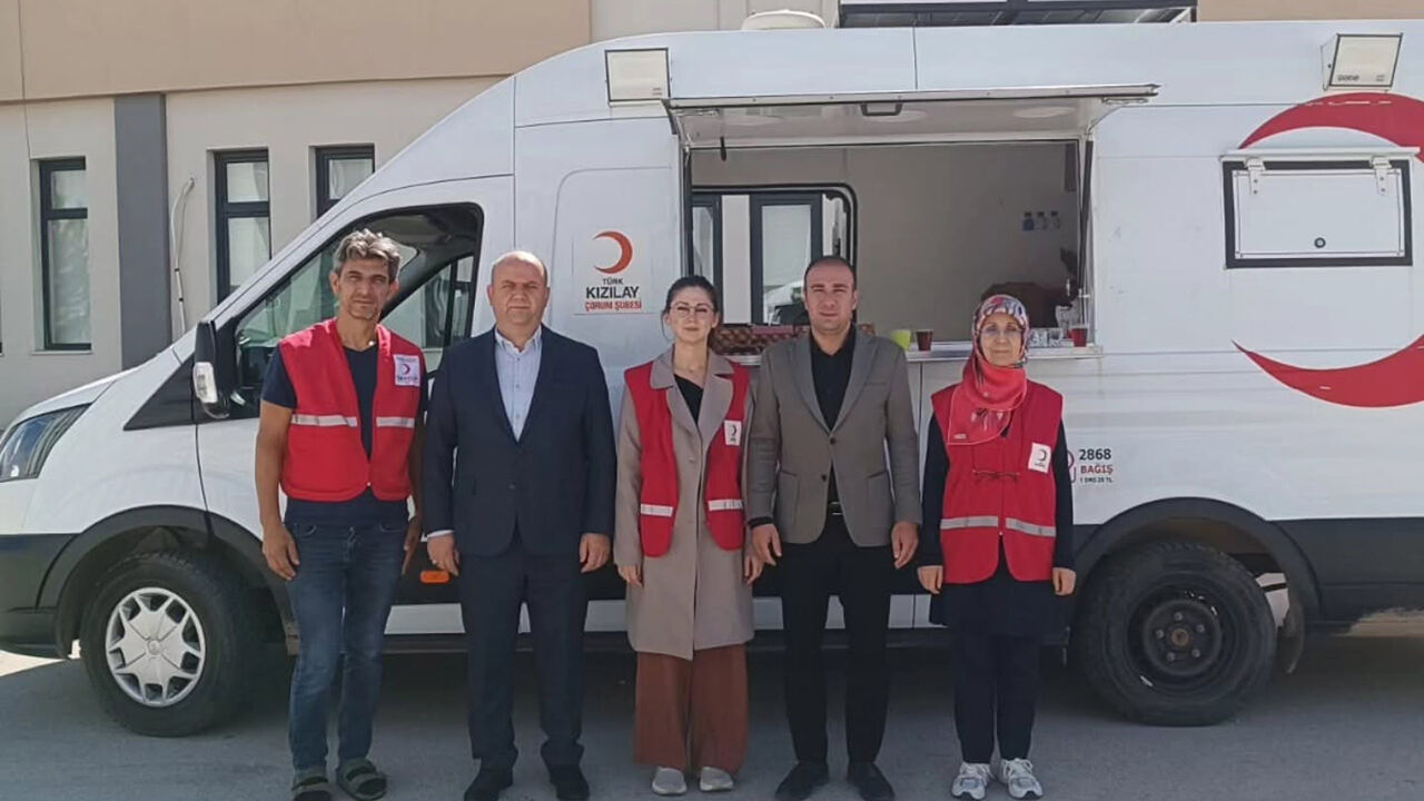 Alaca’ya kayıt için gelen öğrencilere Kızılay’dan ikram