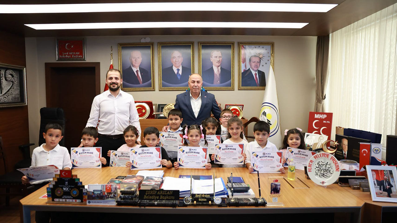 Drama eğitimini tamamlayan çocuklara başarı belgesi