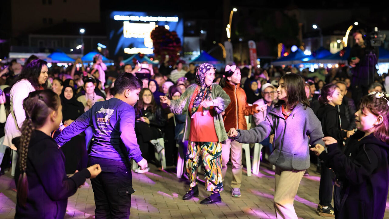 Alaca’da türkü dolu gece: Gönüllerince eğlendiler