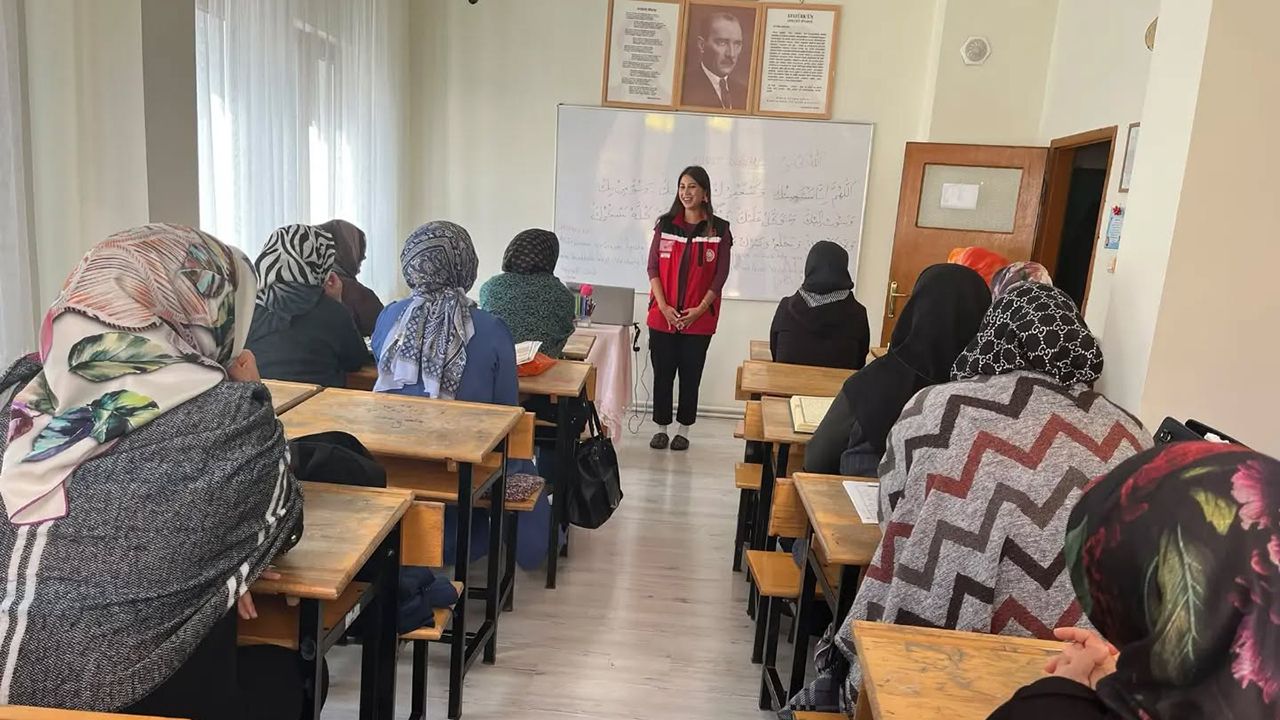 Günhan Kur’an Kursu kursiyerlerine aile eğitimi