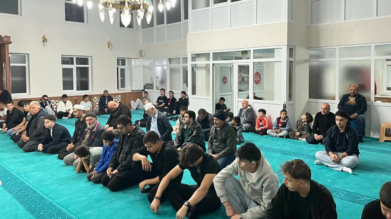 Gençler Camide Buluştu: Namaz, Sohbet ve Dualarla Manevi İklim