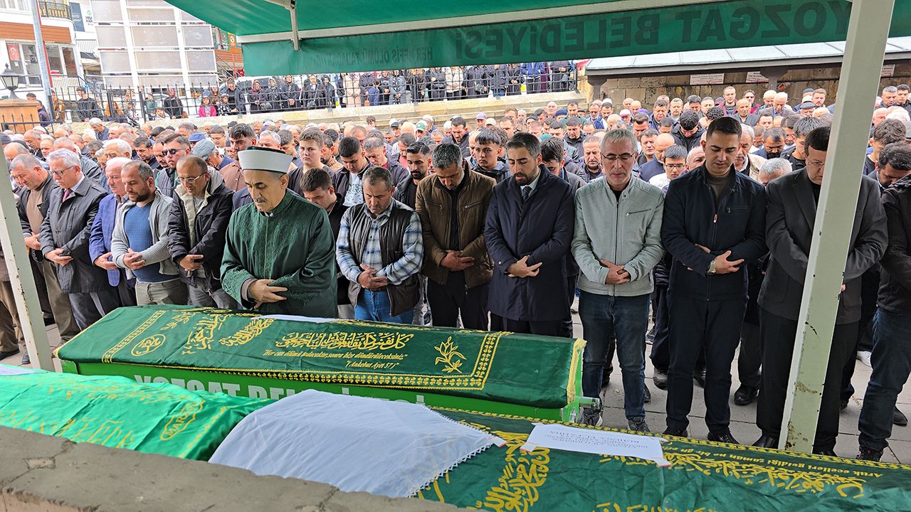 Kazada hayatını kaybeden anne ve 2 evladı toprağa verildi