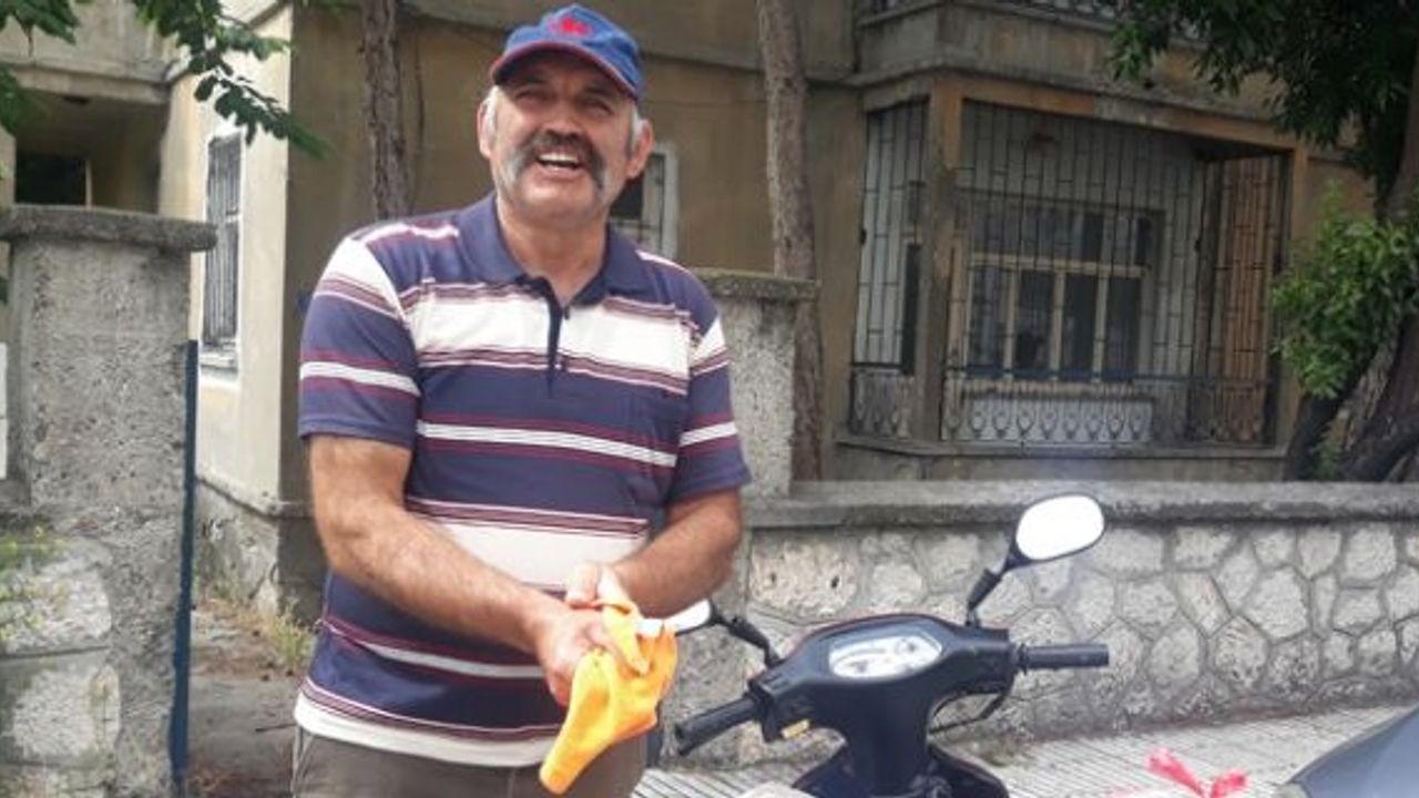 Çöplerden ekmek toplayıp hayvanları besliyor