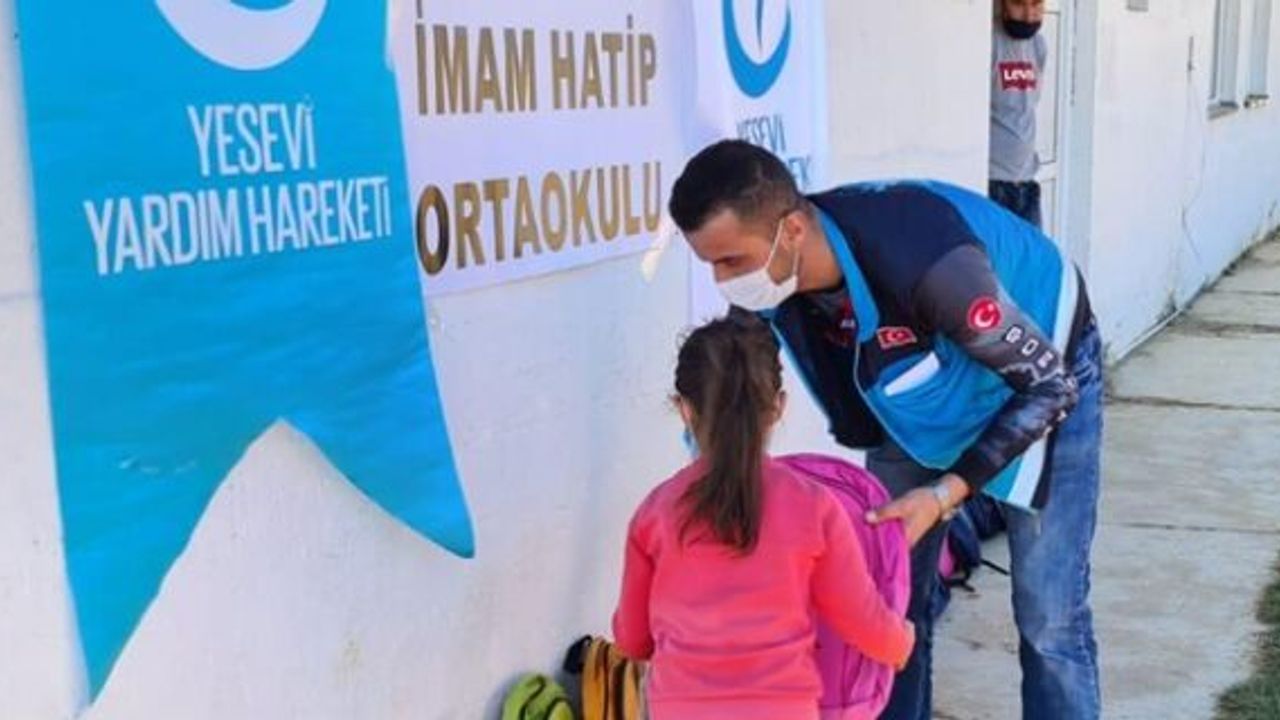 Kuzey Makedonya'daki Türk öğrencilere kırtasiye yardım