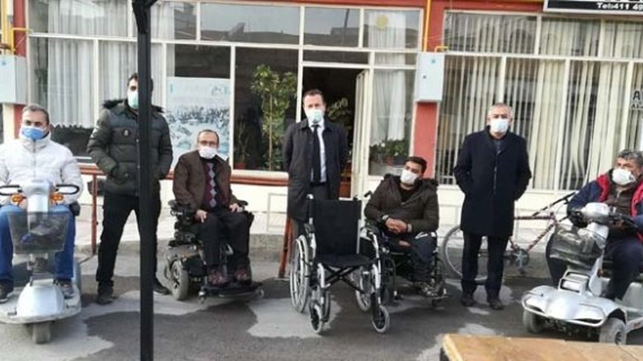 Doğuştan engelli gence akülü ve manüel sandalye