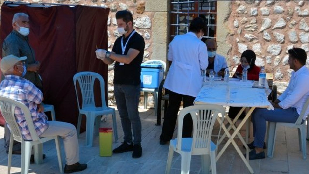 Cumhuriyet Meydanı’nda randevusuz Covit-19 aşısı