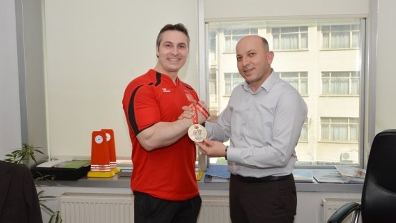 Osman Zinnuri Işık, bilek güreşinde Türkiye 2'ncisi oldu