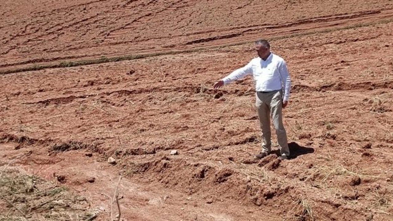 Zamlar altında ezilen çiftçiyi şimdi de “dolu” vurdu