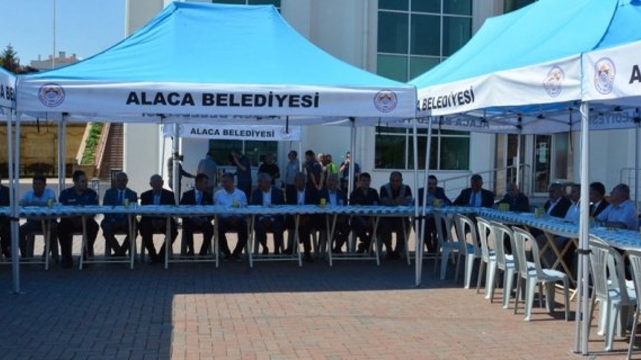 Alaca’da protokol ve vatandaşlar bayramlaşma töreninde bir araya geldi