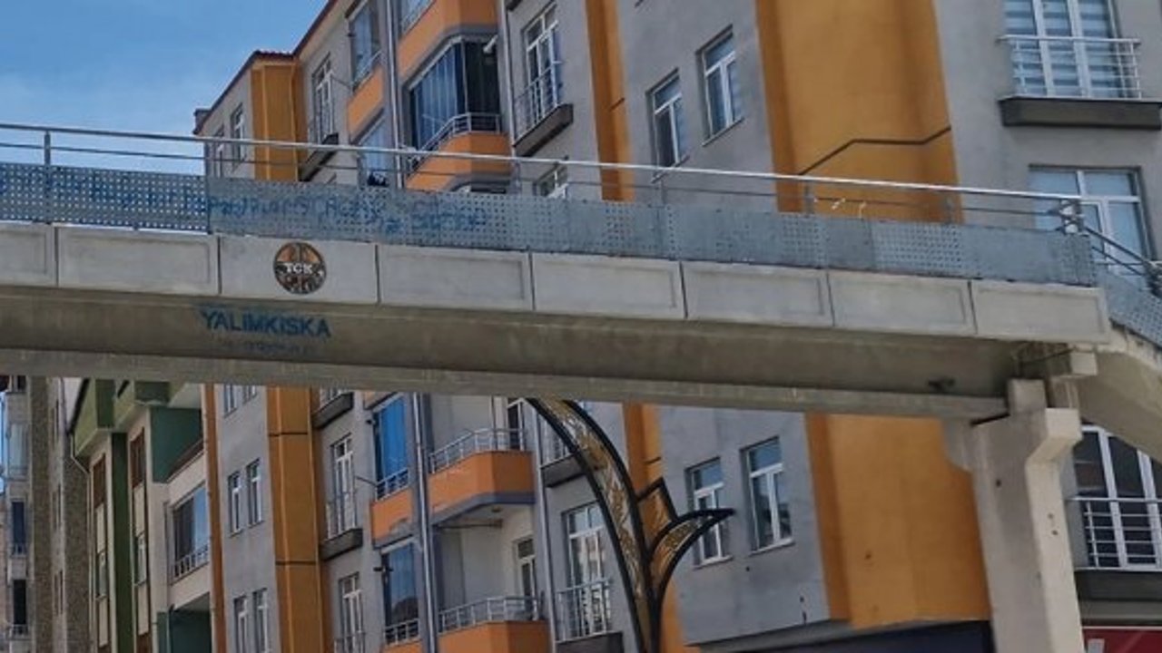 14 yaşındaki genç kız üst geçitten atladı