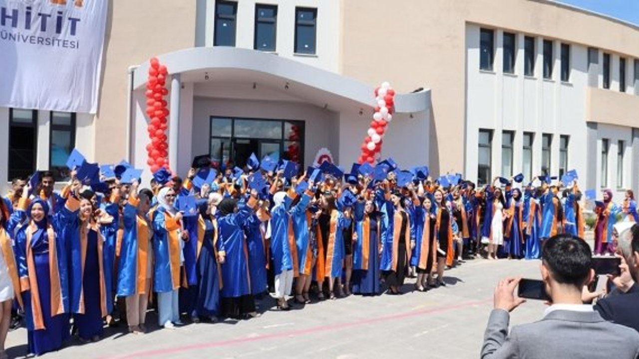 Alaca Avni Çelik MYO’da mezuniyet sevinci yaşandı