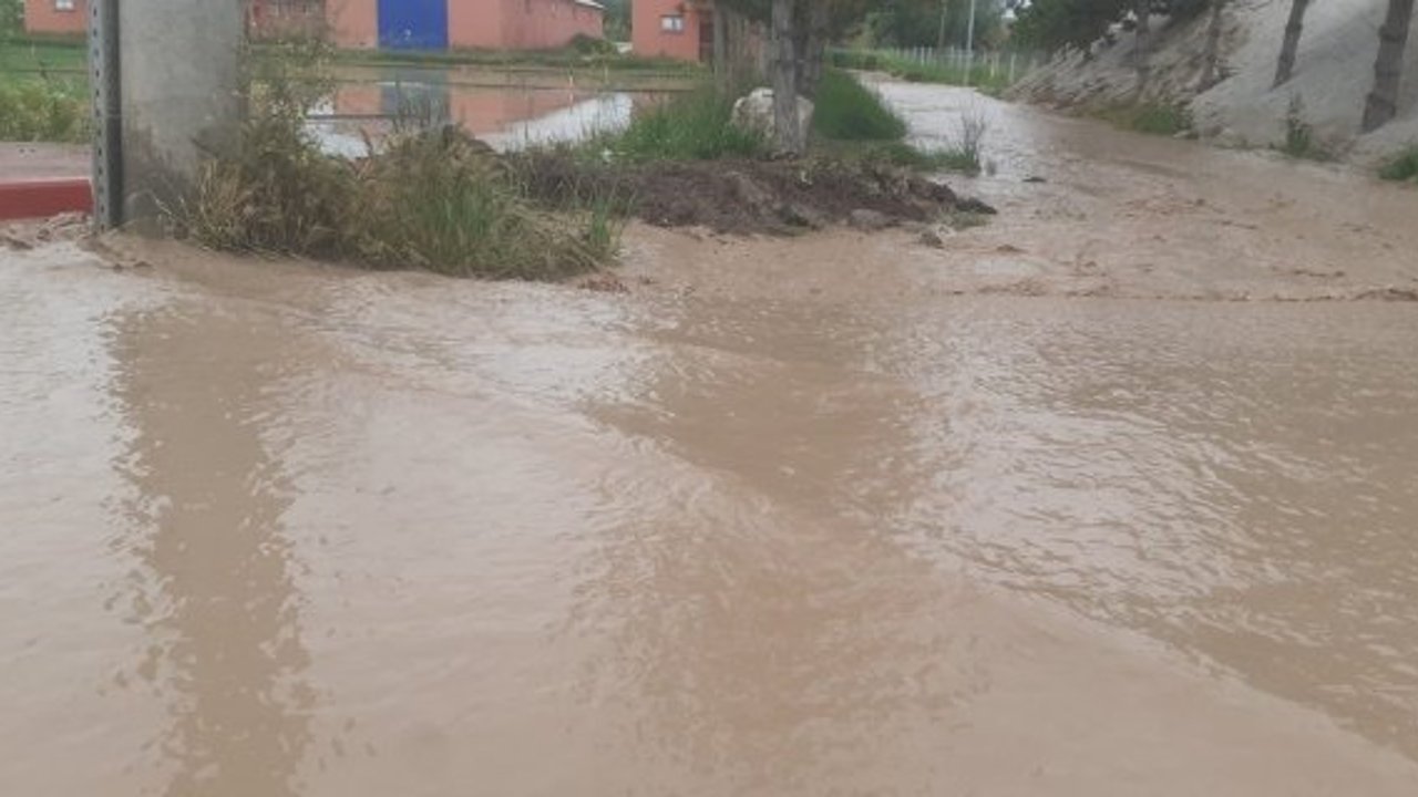 Alaca’da sağanak ve dolu yağış hayatı felç etti