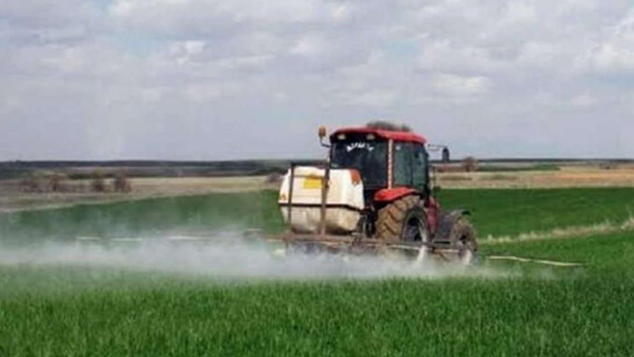 Çiftçilere önemli uyarı! Rüzgarlı havalarda ilaçlama tarım arazilerine zarar veriyor