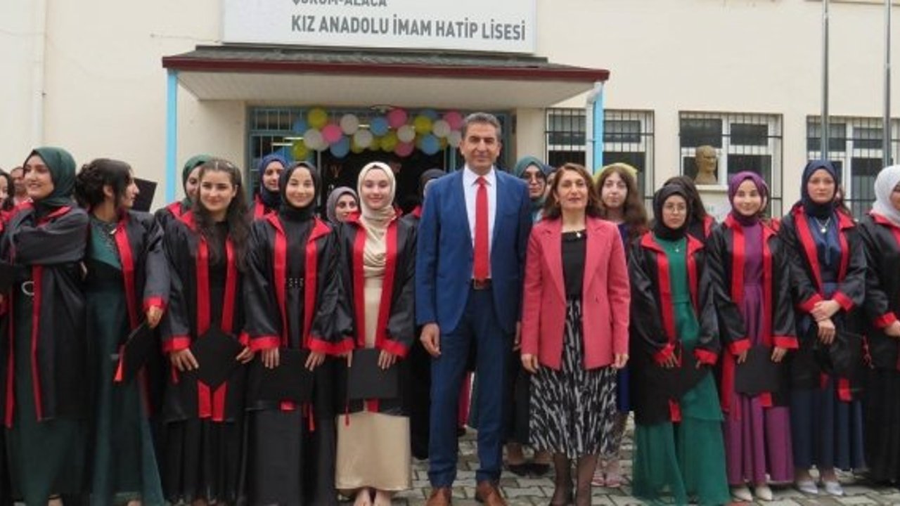 Alaca Kız Anadolu İmam Hatip’te mezuniyet sevinci