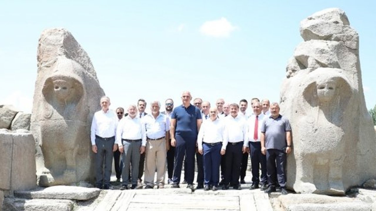 Bakan Ersoy, Alacahöyük'teki çalışmalar hakkında bilgiler aldı