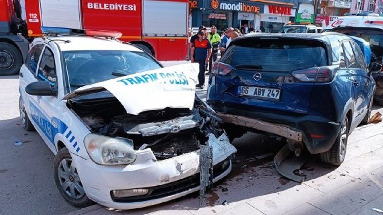 Kontrolden çıkan cip polis otosuna çarptı: 2’si polis 3 yaralı