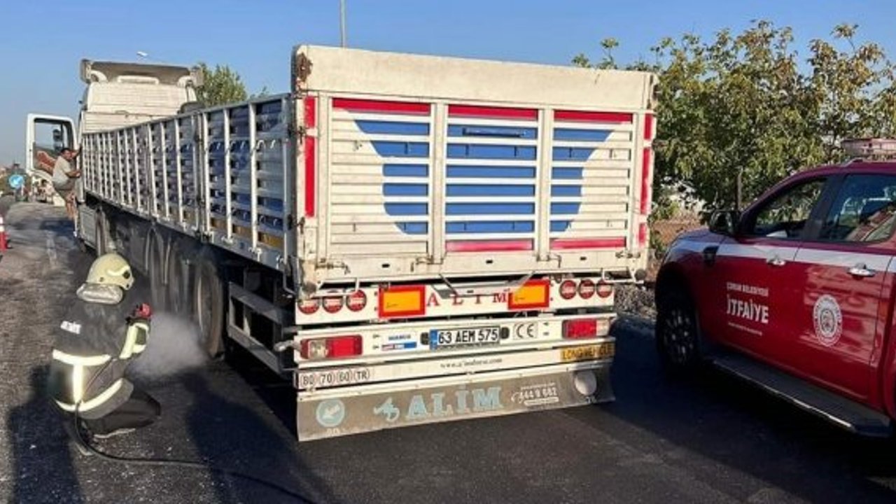 Alaca Belediyesi ekipleri İzmir yangınından dönerken alev alan tıra müdahale etti