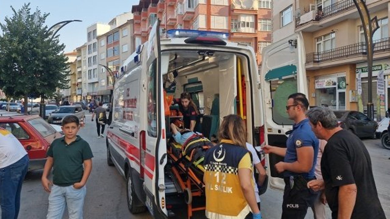 Alaca'da hafif ticari aracın çarptığı ayakkabı boyacısı yaralandı