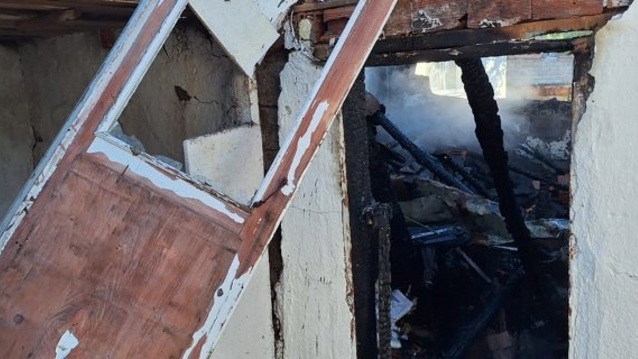 Elektrikli bisikletin şarj olan bataryası patladı: Evin tandırı kullanılmaz hale geldi