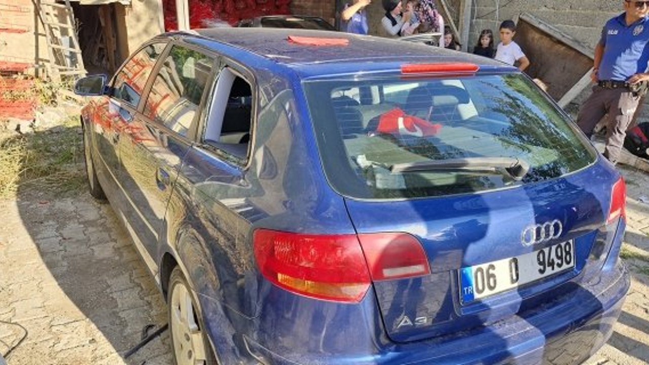 2 yaşındaki bebek kilitli araçta mahsur kaldı!