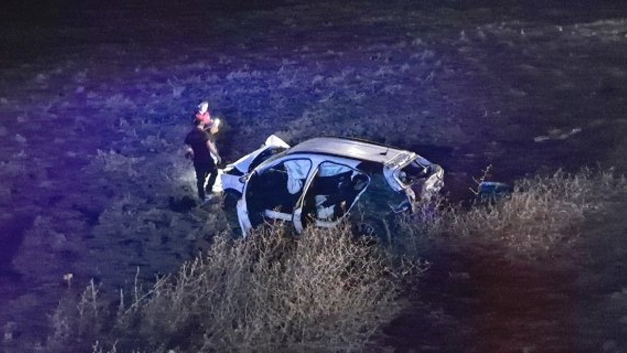 Ağaca çarpan otomobil takla attı, sürücü ölümden döndü