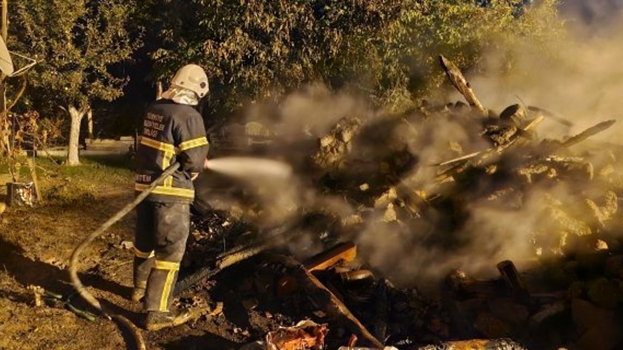 Alaca'da korkutan yangın: Tandır evi küle döndü!