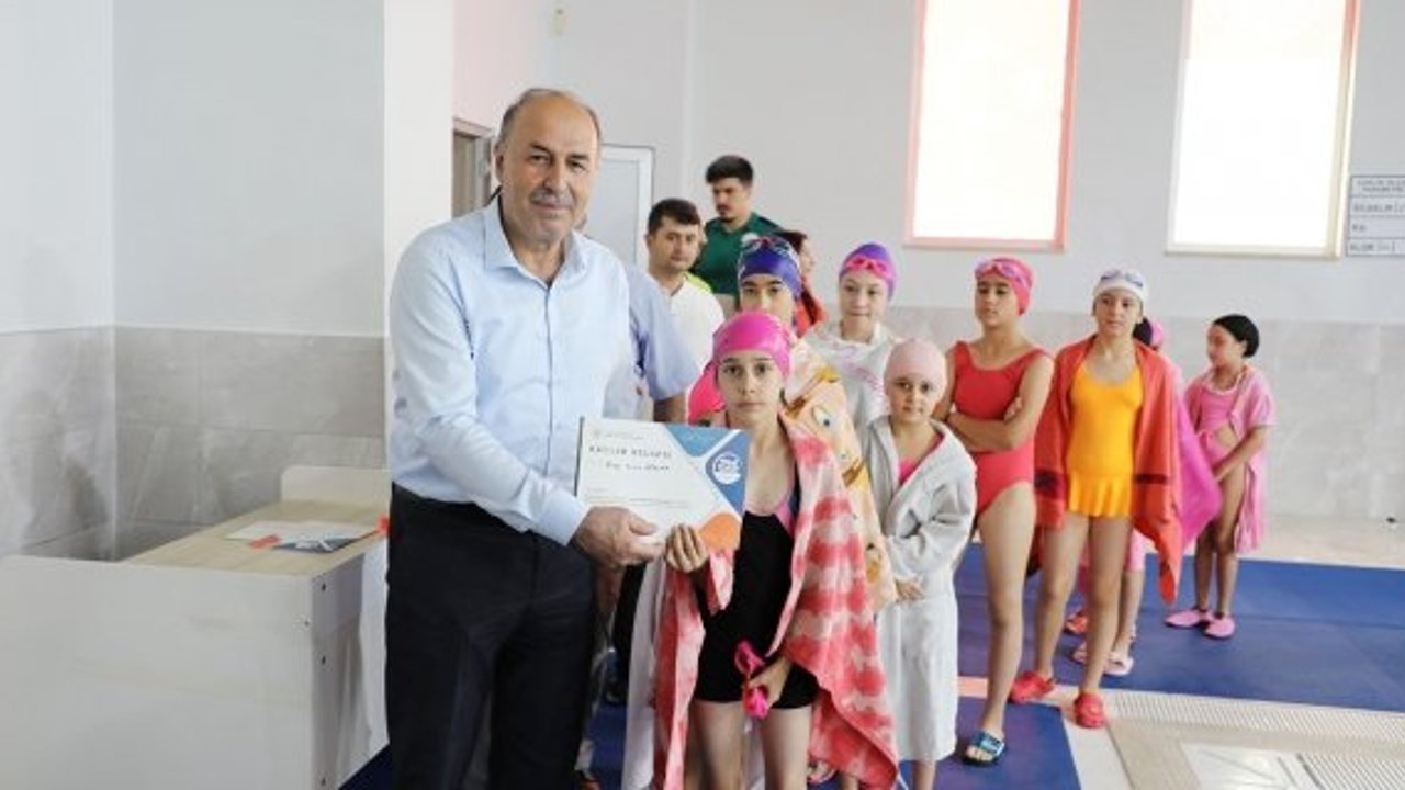 Alaca'da yüzme kursunu başarı ile tamamlayan öğrenciler belgelerini aldı