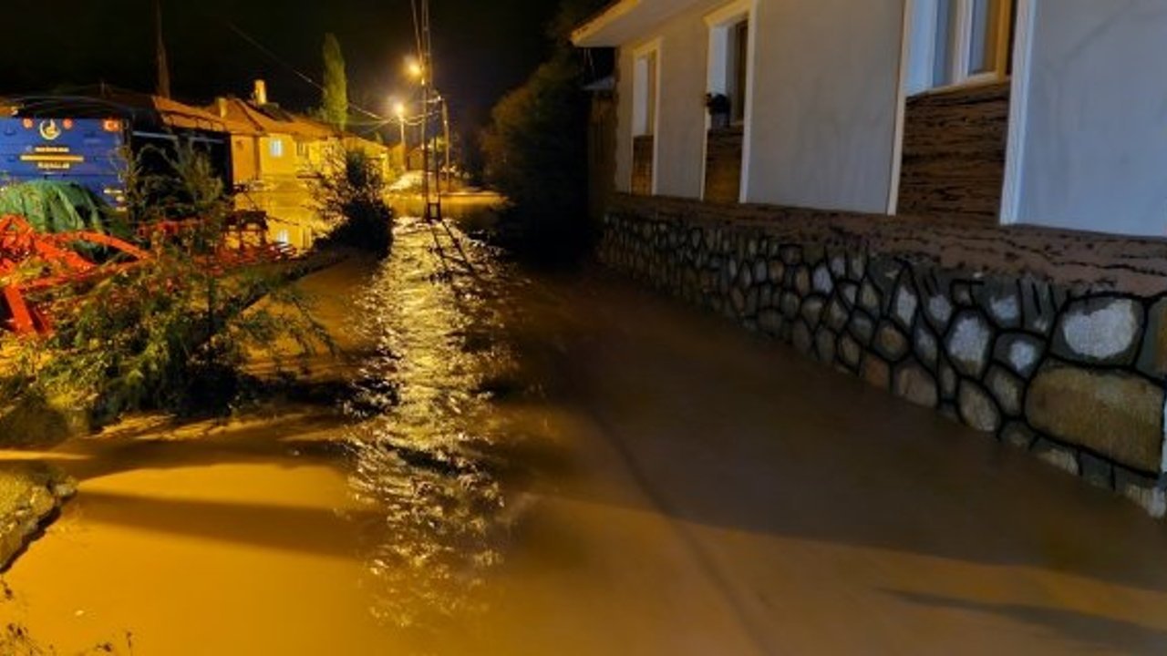 Alaca'yı sel vurdu: Sağlık ocağının duvarı yıkıldı, araçlar mahsur kaldı, yollar göle döndü