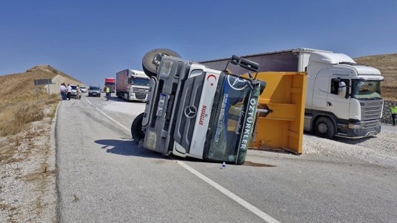 Kontrolden çıkan mıcır yüklü kamyon devrildi
