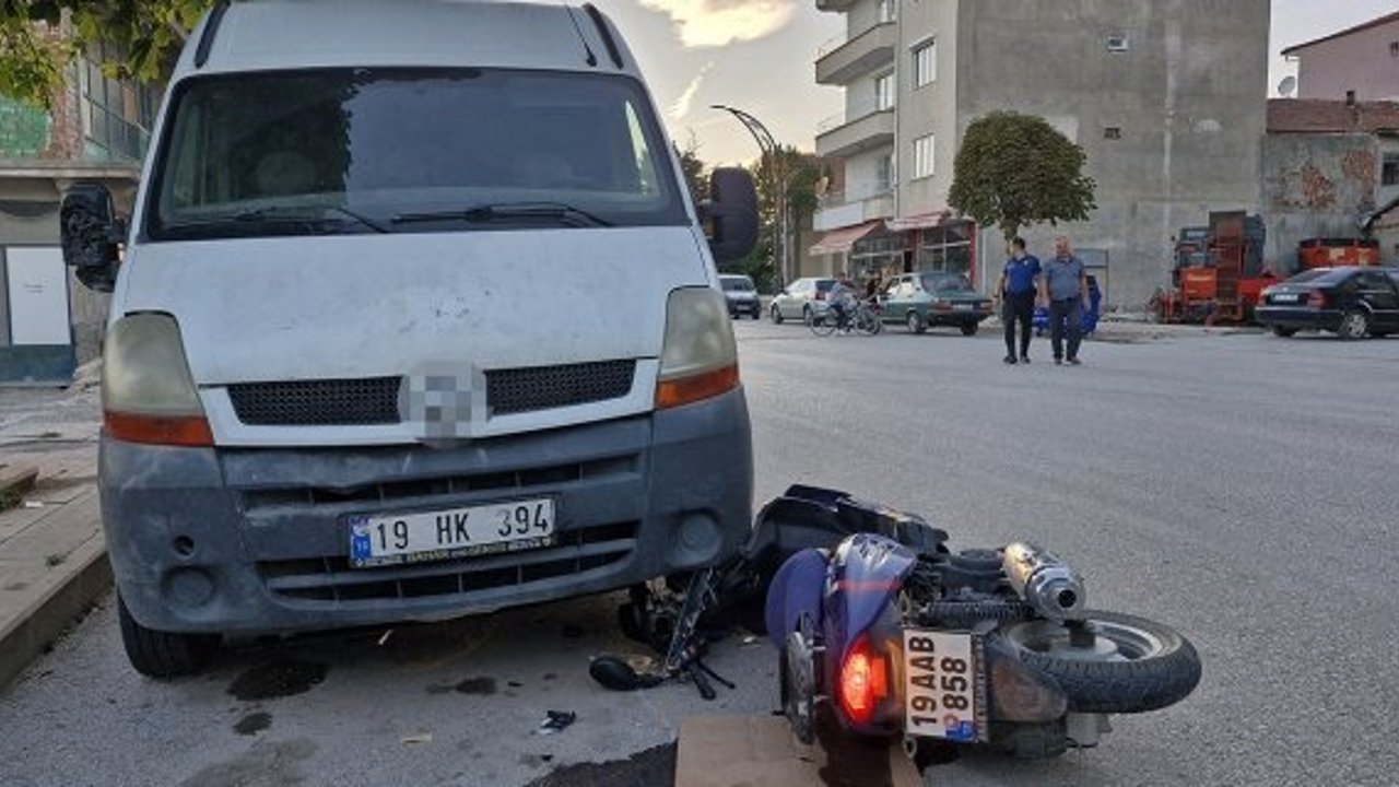 Kontrolden çıkan motosiklet ticari aracın altına girdi: 2 yaralı