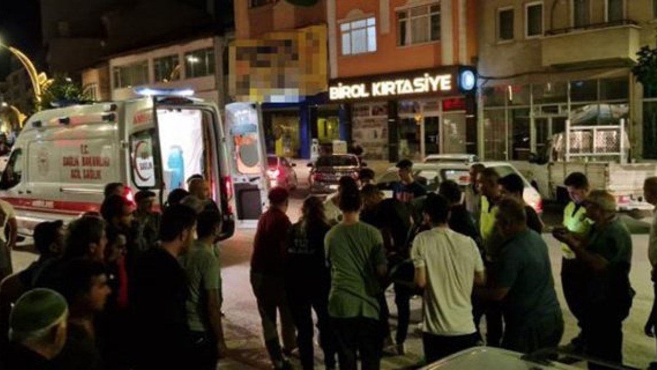 Motosiklet park halindeki araca arkadan çarptı: 2 yaralı