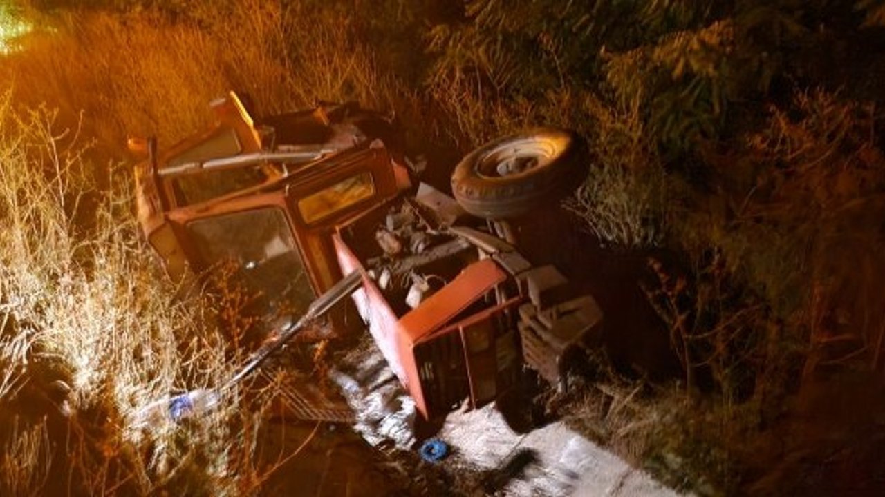 Otomobil traktöre çarptı: 2 yaralı