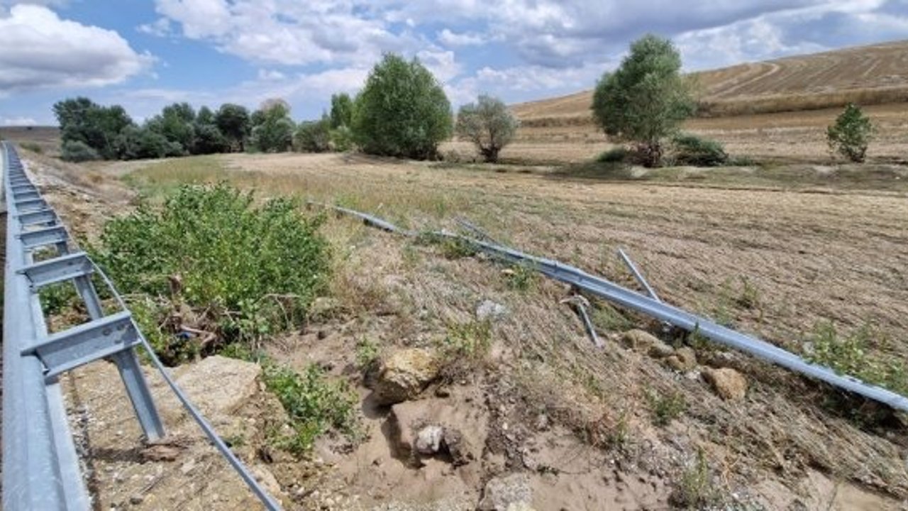 Sel suları, Alaca'da bariyerleri söktü