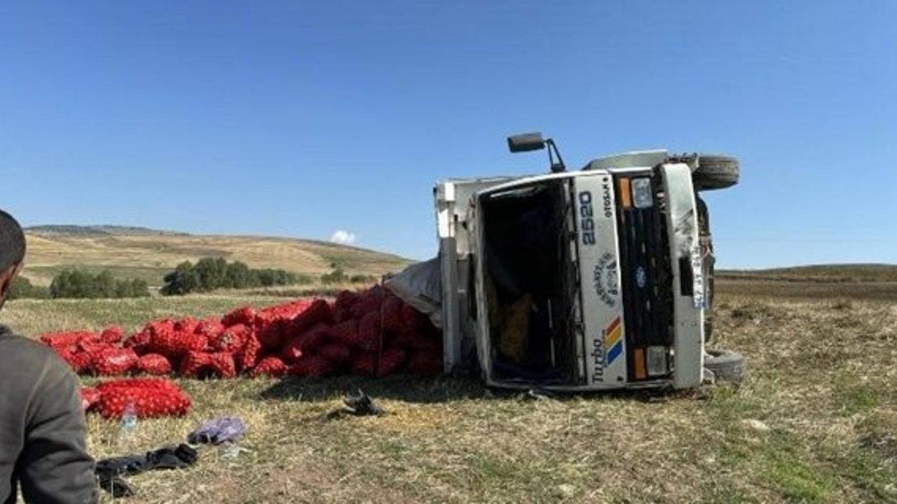 Soğan yüklü kamyon devrildi: 1 yaralı
