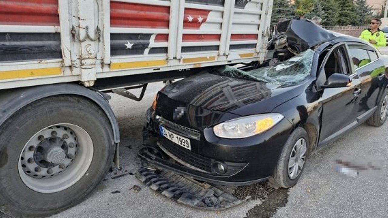 Alaca'da feci kaza! Otomobil tırın altına girdi: 4 yaralı