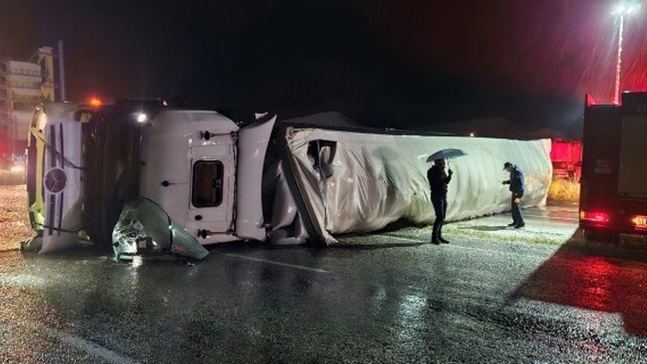 Çorum’da tır devrildi: 2 yaralı