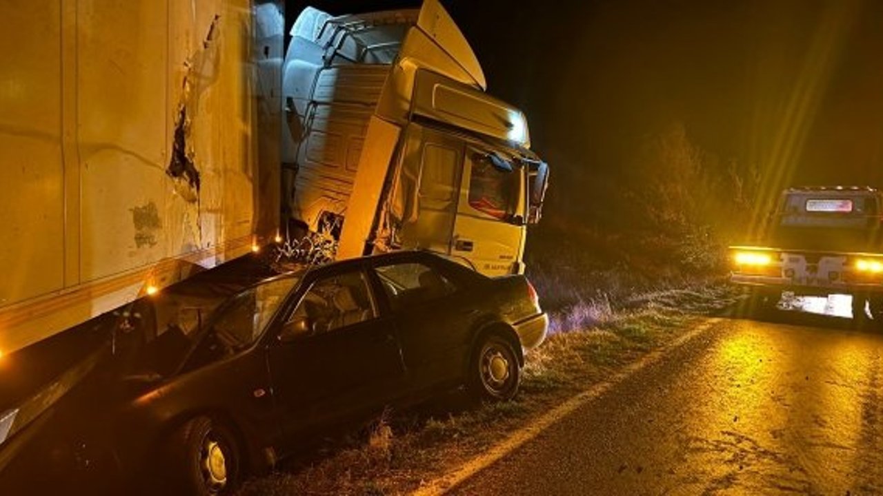 Yağış nedeniyle kontrolden çıkan tıra otomobil çarptı: 5 yaralı