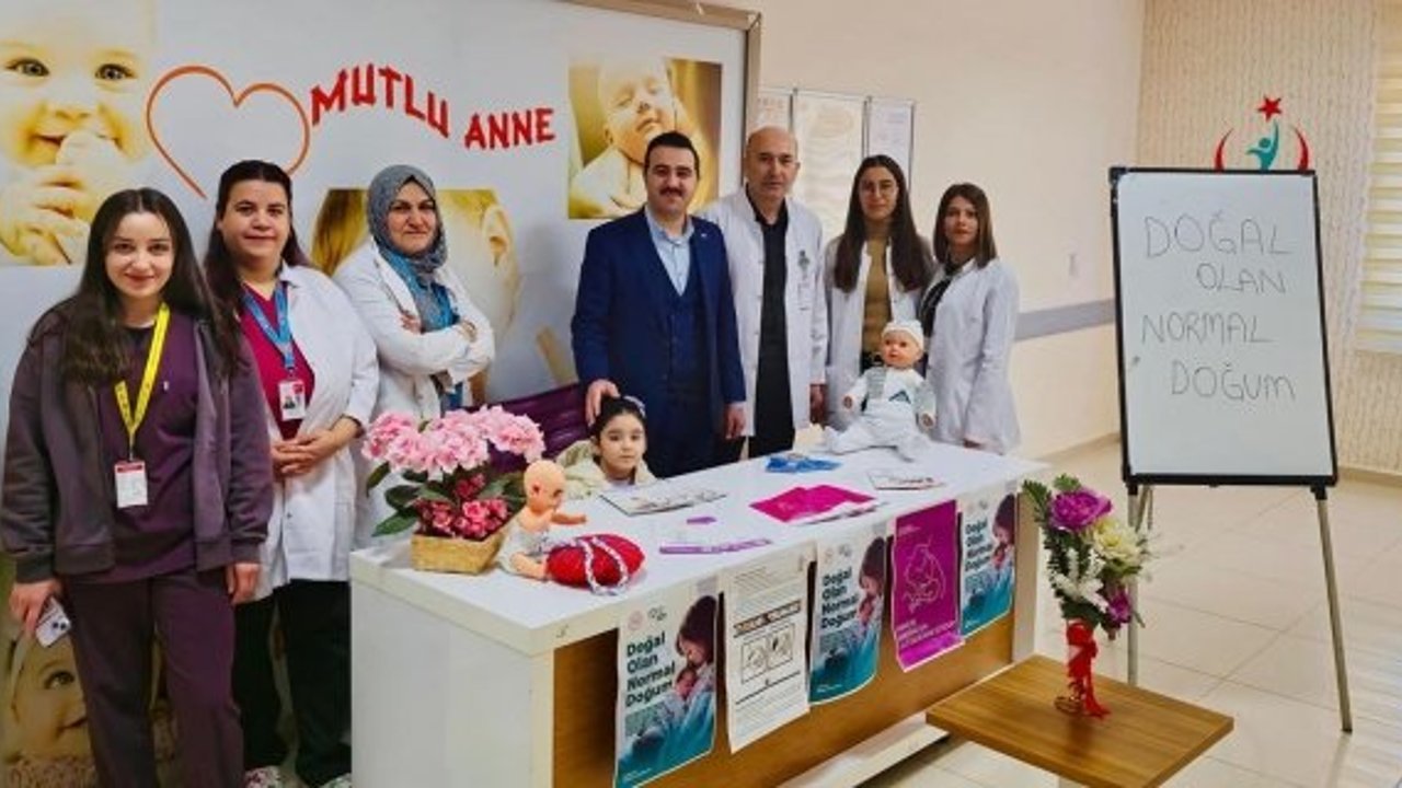 Anne adayları normal doğum hakkında bilgilendiriliyor