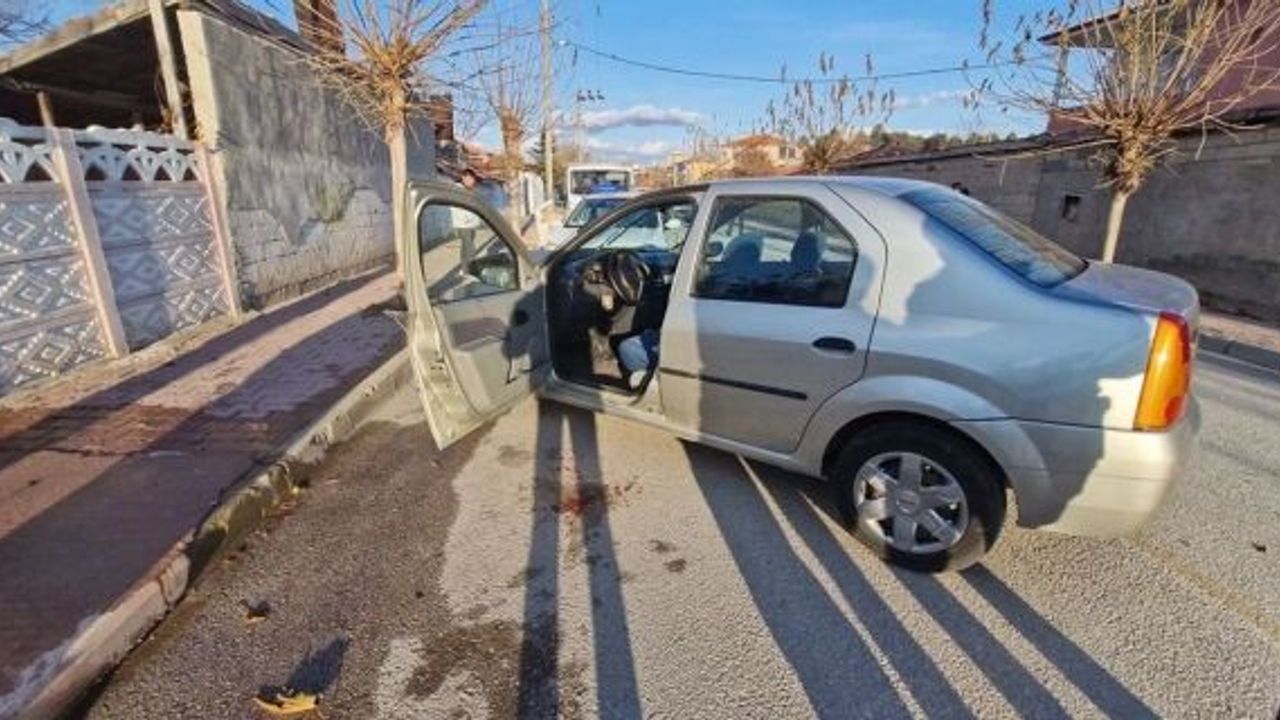 Cumhuriyet Caddesi’nde feci kaza: Otomobil ağaca çarptı!